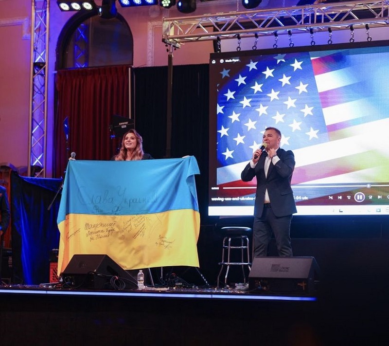 У Чикаго жінка з Прикарпаття купила прапор України за 69 тисяч доларів
