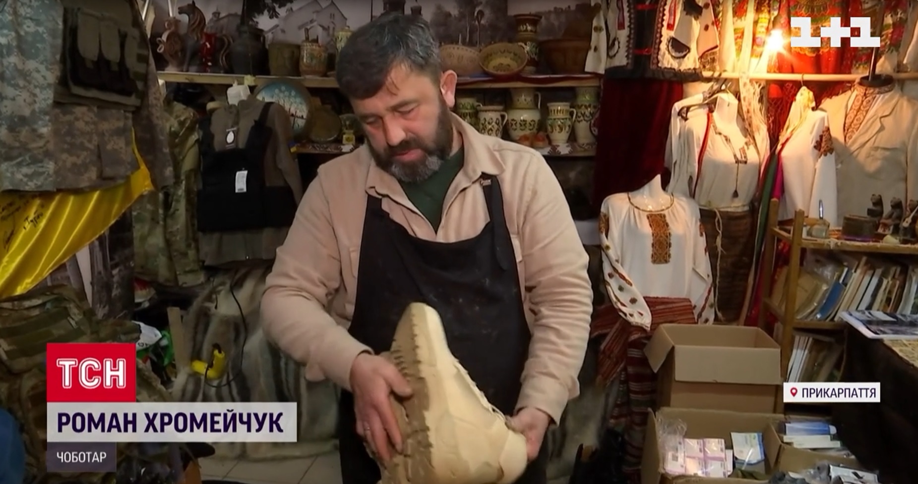 Чоботар з Косова шиє взуття для бійців