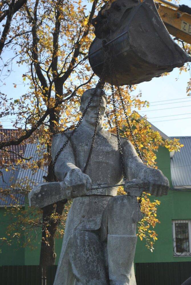 Демонтаж радянського пам'ятника