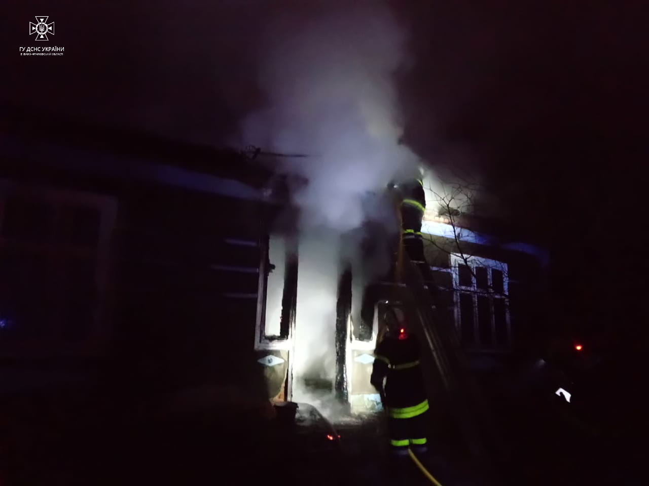 Пожежні гасять вогонь у будинку на Прикарпатті