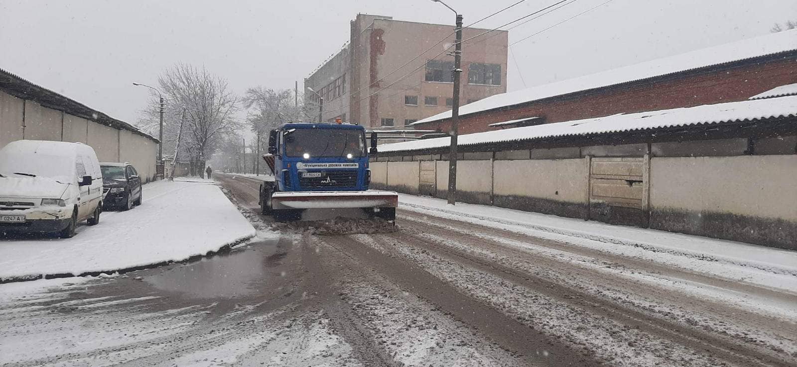 Розчищають дороги від снігу у Франківську