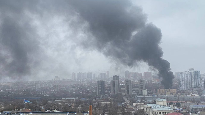 У російському Ростові-на-Дону велика пожежа – горить будівля ФСБ