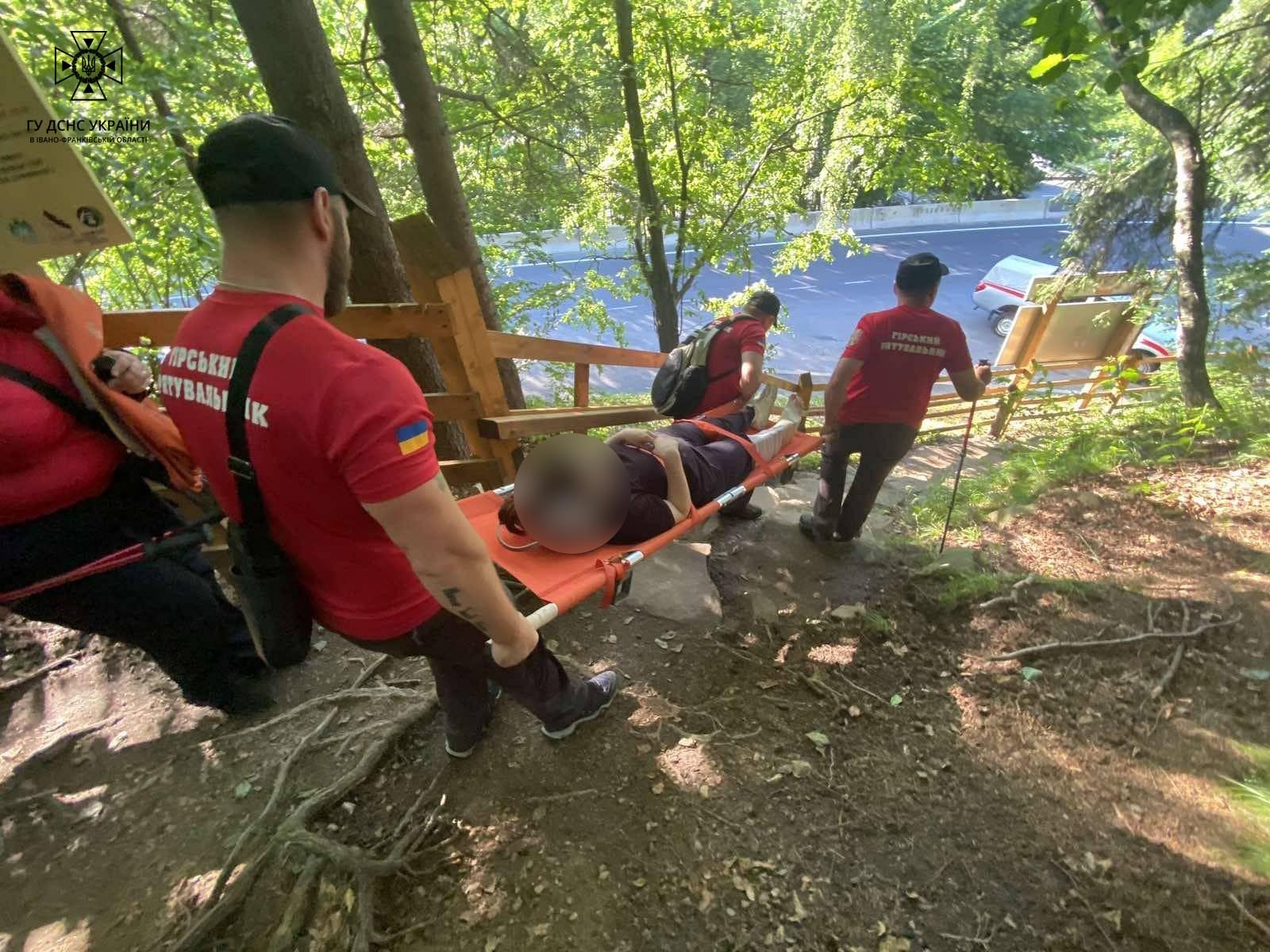 Гірські рятувальники надали допомогу травмованій у Карпатах туристціі