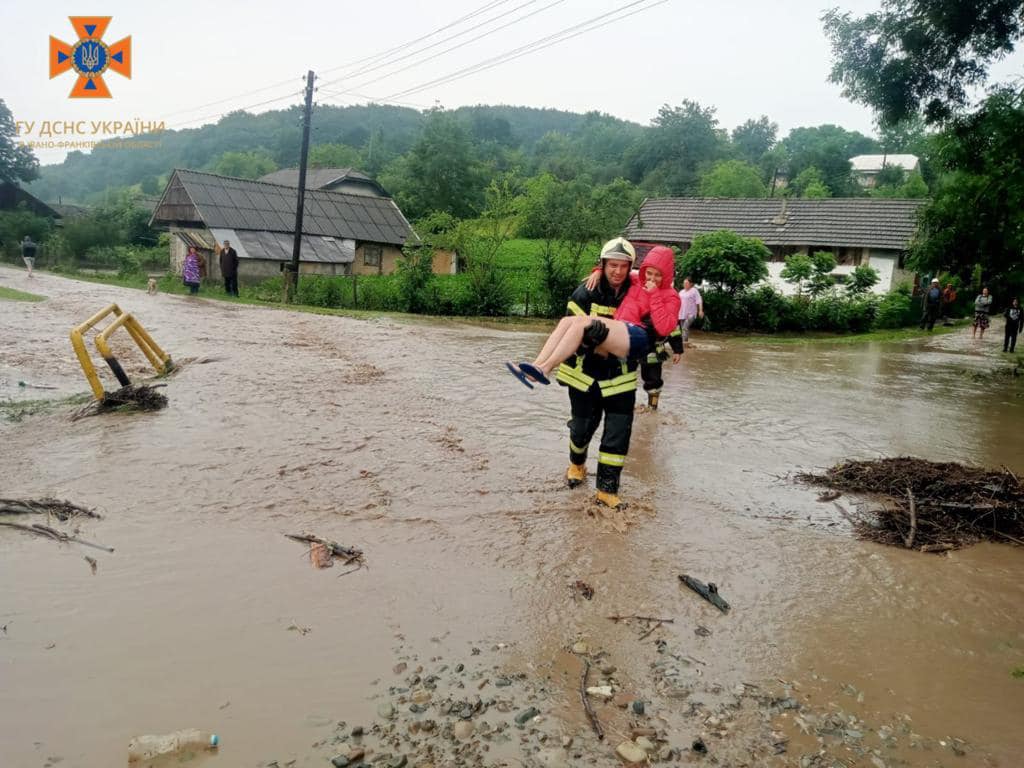 Украинцы затопили. Наводнение. Наводнение на Украине. Затопление Украины. Наводнение фото.