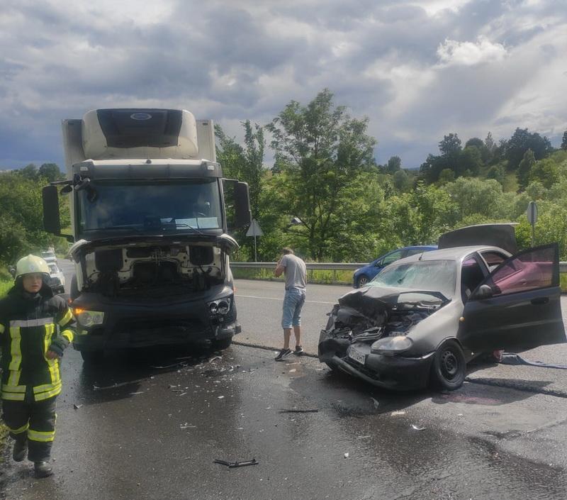 У ДТП на Прикарпатті постраждали п'ятеро людей, двоє з них - діти