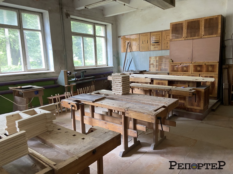 У художньому училищі Івано-Франківська роблять меблі для військових та бомбосховищ