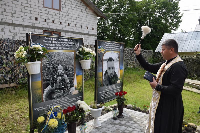 Встановили пам'ятні знаки двом загиблим захисникам (ФОТО)