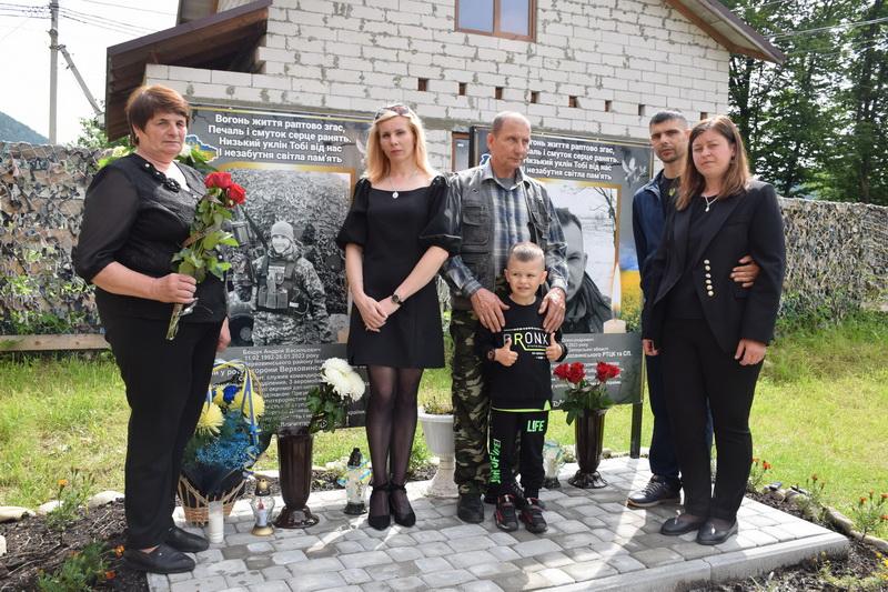 У Верховині встановили пам'ятні знаки двом загиблим захисникам