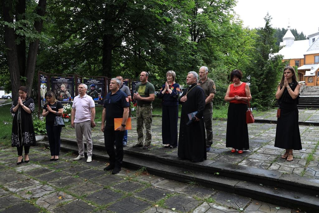 У Верховині дітям загиблих військових вручили обереги "Батьківське серце"