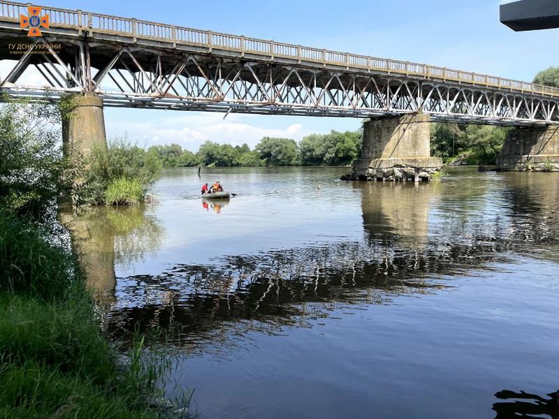 Рятувальники досі шукають у Дністрі 13-річну дівчинку