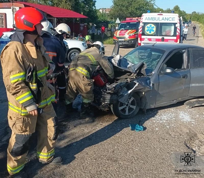 На Прикарпатті зіткнулися потяг і легковий автомобіль