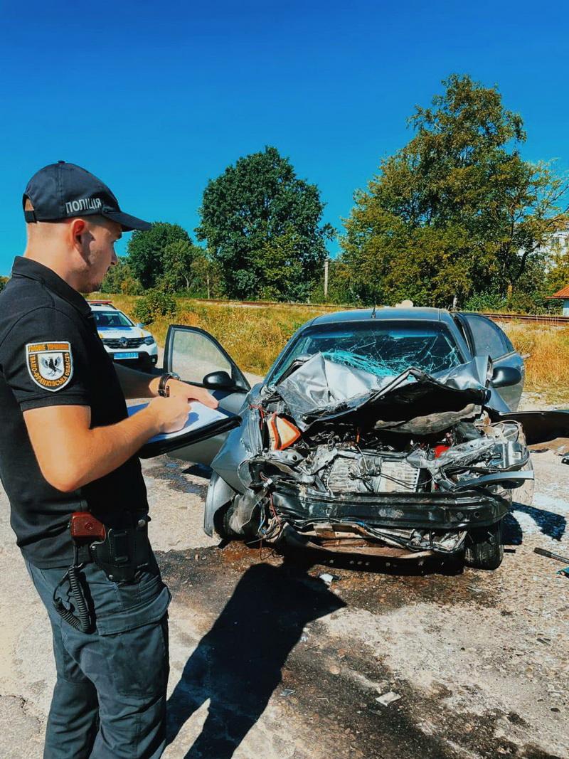 Поліція з'ясовує обставини зіткнення потяга й легковика на Калущині