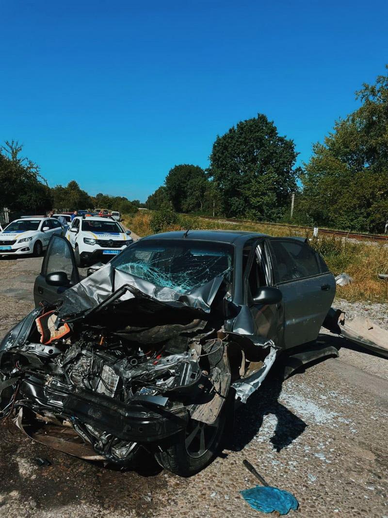 Поліція з'ясовує обставини зіткнення потяга й легковика