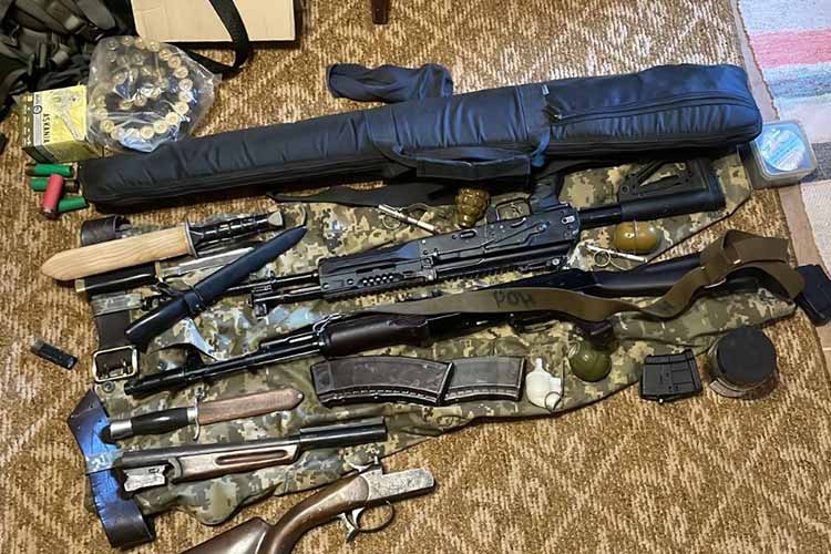 Поліцейські затримали чоловіка, який продавав зброю з фронту на Франківщині та Тернопільщині