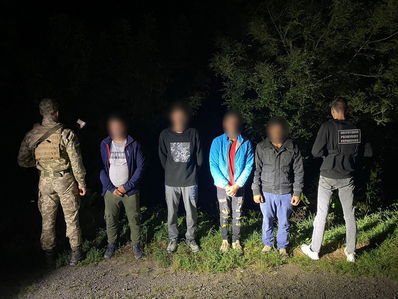 Троє прикарпатців намагалися втекти в Румунію, їх затримали прикордонники