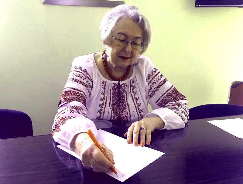 77-річна лів'янка стала рекордсменкою України з написання радіодиктантів