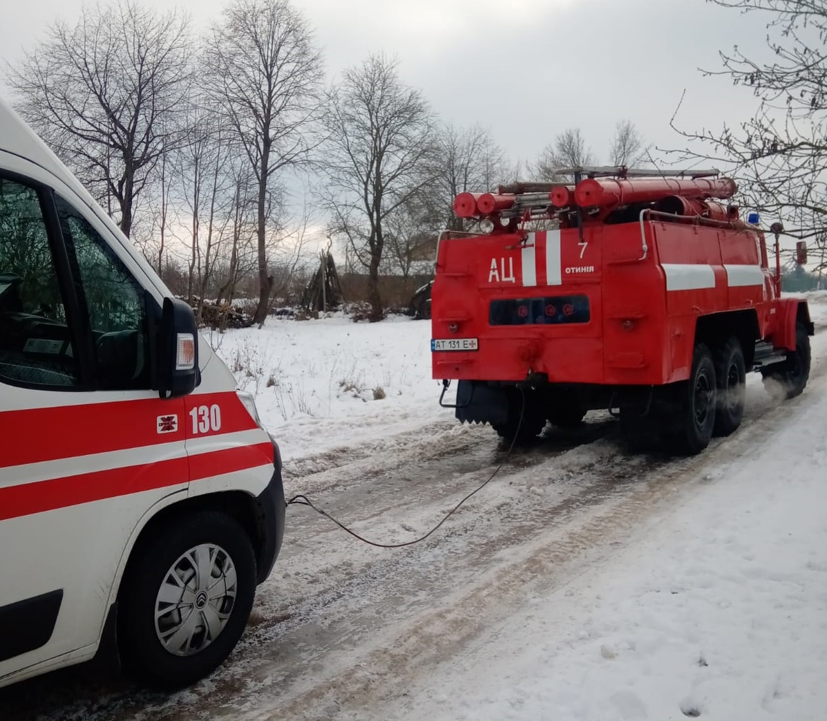 На Коломийщині рятувальники відбуксирували швидку, яка застрягла по дорозі на виклик