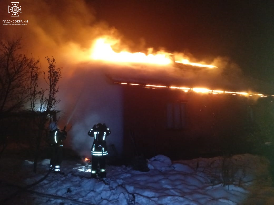 На Долинщині у пожежі постраждали троє людей