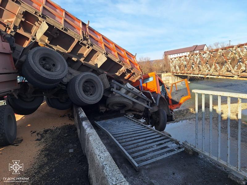 На Прикарпатті врятували жінку з вантажівки, яка повисла на мості над річкою