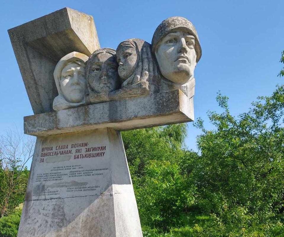 У селах біля Більшівців місцеві не хочуть демонтувати радянські пам'ятники