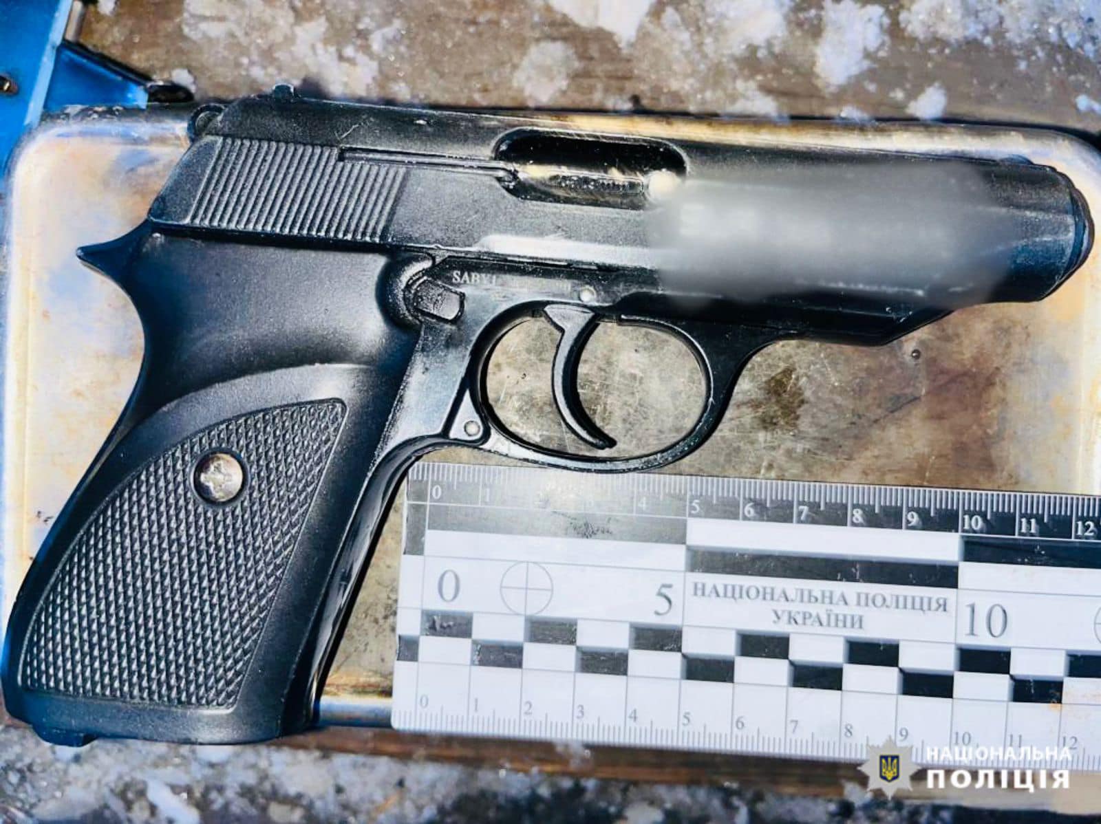 На Верховинщині поліцейські на блок-посту знайшли у чоловіка пістолет