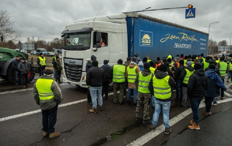 Черги на кордоні: українські перевізники почали перевіряти польські фури