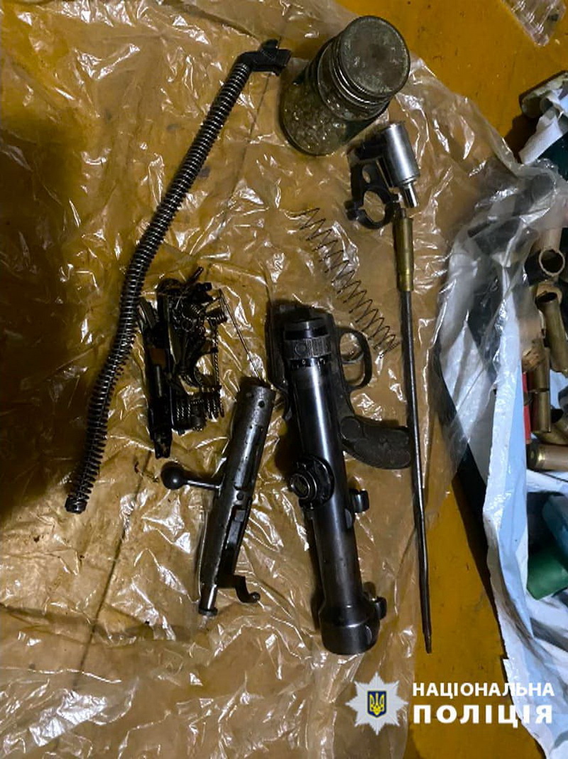 Поліція виявила у мешканця Прикарпаття вогнепальну зброю та понад 1300 набоїв 