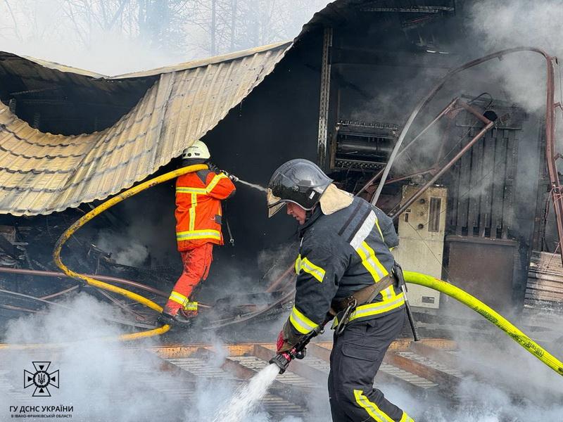 На Прикарпатті горіла СТО: пожежні врятували 12 авто