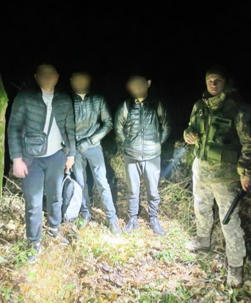 На кордоні затримали 5 чоловіків, один був з Івано-Франківщини