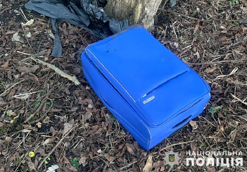 Тернопільські поліцейські знайшли чоловіка, який викинув валізу з трупом своєї матері
