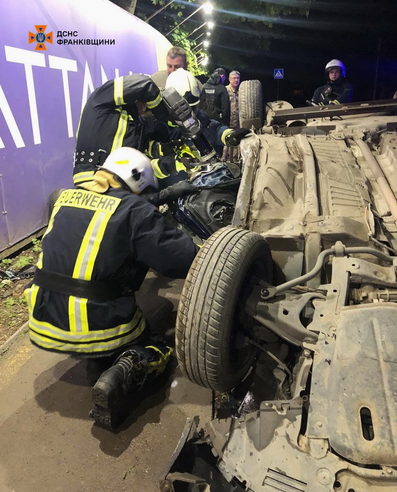 У Франківську сталася ДТП, людину з машини витягували рятувальники