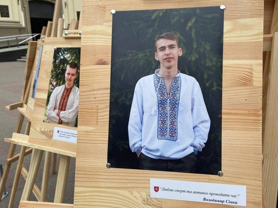 випускників