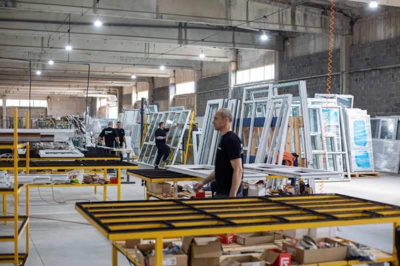 У Франківську відкрився завод вікон і дверей – шукають 300 працівників