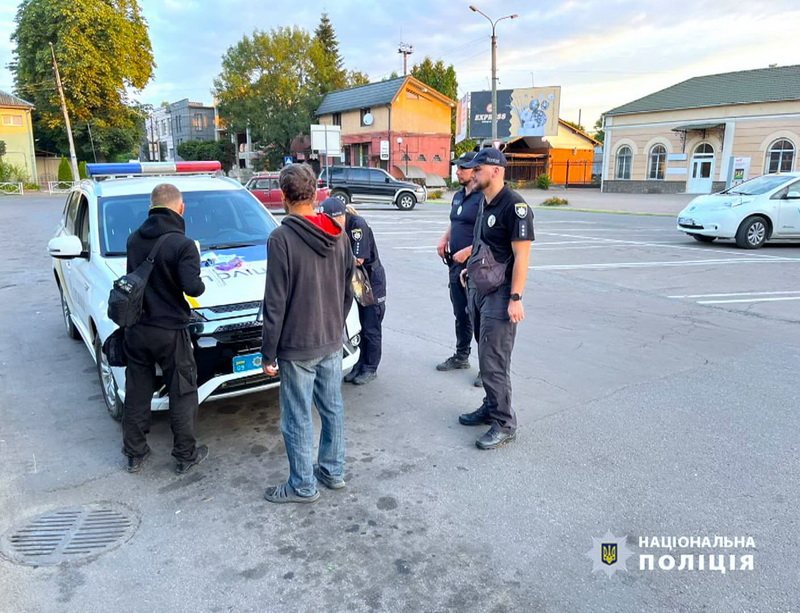 На Прикарпатті чоловік вночі заліз до будинку пенсіонера, побив його та пограбував