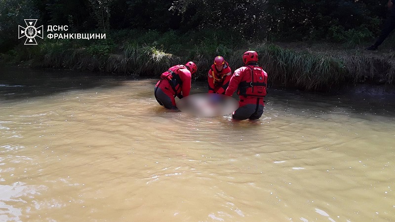 У Косові рятувальники дістали з річки тіло жінки