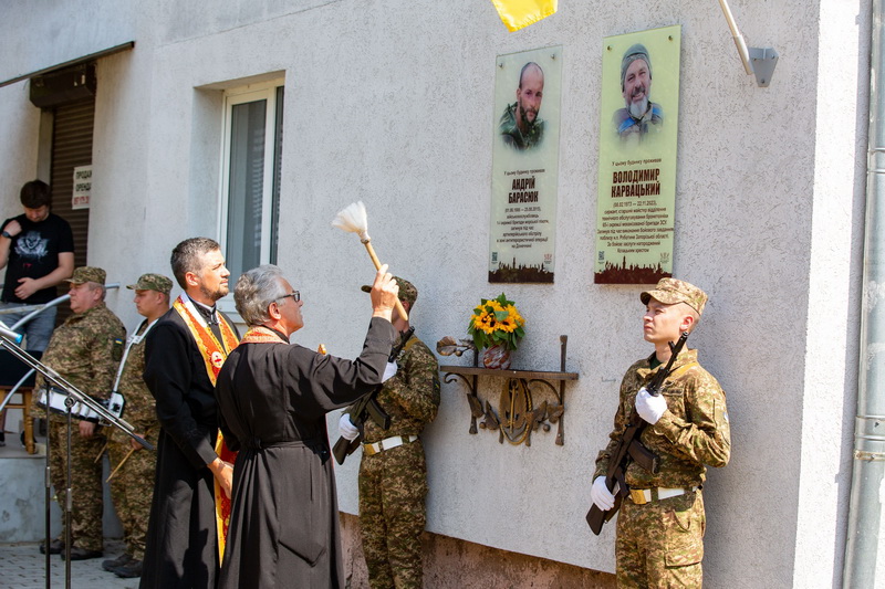 У Франківську відкрили пам'ятну дошку Володимиру Карвацькому