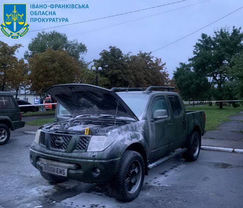 Два підпалювали автомобілі військових