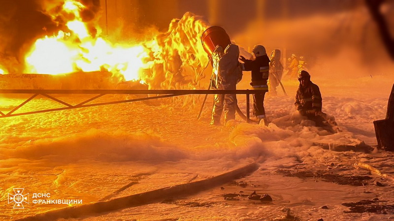 Рятувальники Прикарпаття показали масштаб пожежі після ворожої атаки (ФОТО)