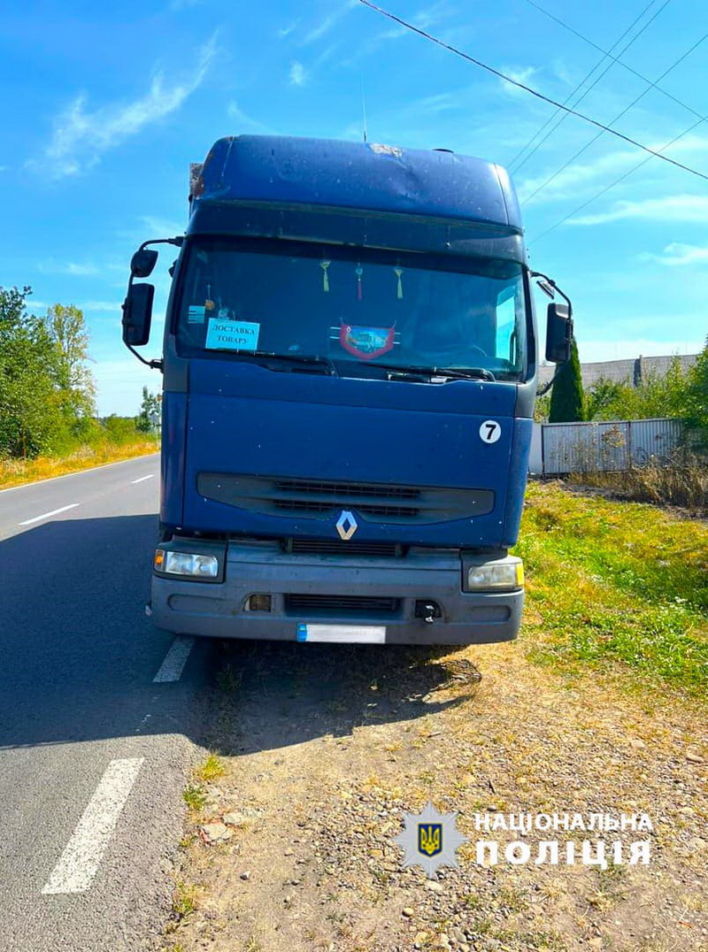 У Коломийському районі вантажівка збила скутериста