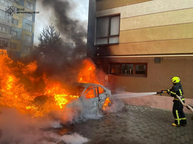 У Франківську рятувальники ліквідували пожежу автівки