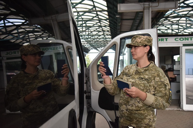 Прикордонники зупинили чоловіка, який одружився з тещею, аби виїхати