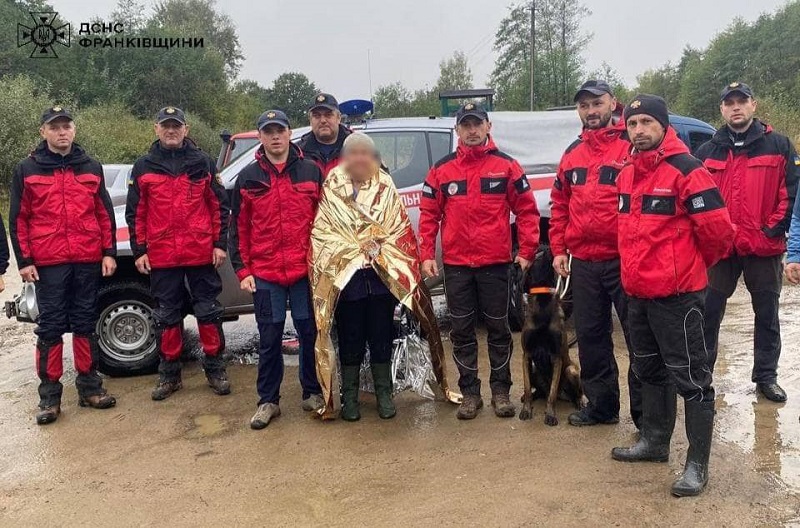 На Прикарпатті 11 рятувальників з собаками та дронами шукали жінку в лісі 