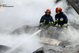 Наслідки ворожої атаки на Прикарпаття ліквідовували 114 рятувальників