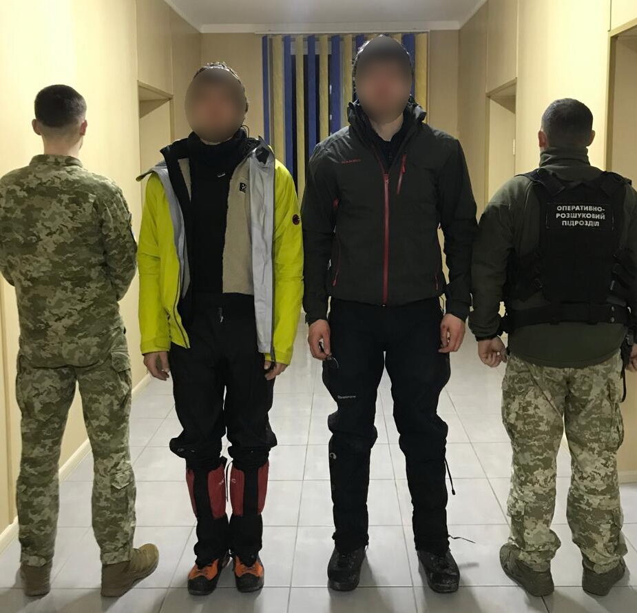У засніжених Карпатах прикордонники затримали двох полтавців