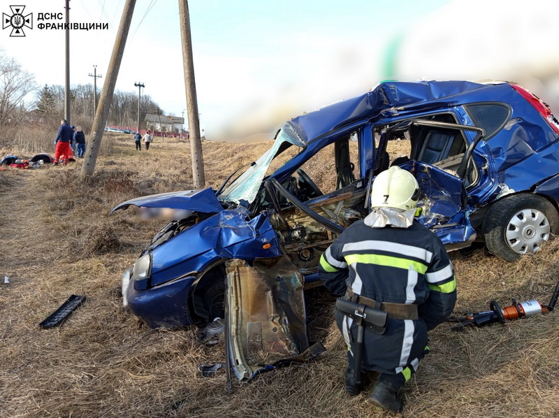 На Франківщині тепловоз зіткнувся з автівкою, загинула жінка, троє травмованих