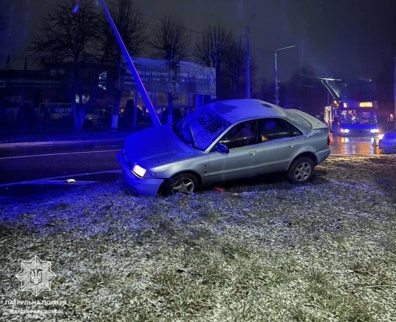 Нетверезий водій Audi врізався в електроопору