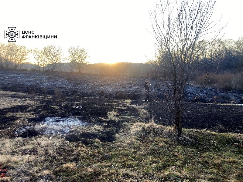 У Тлумацькій громаді через спалювання сухої трави загинула жінка