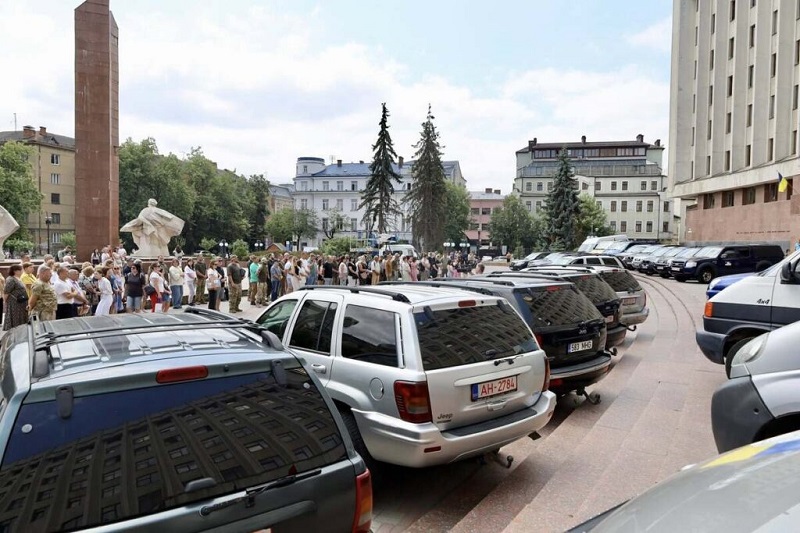 Івано-Франківськ передав на фронт 34 автомобілі
