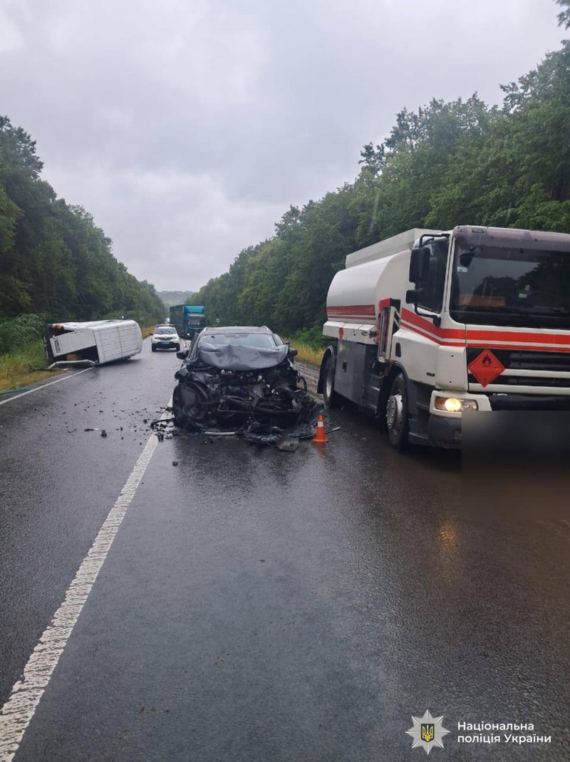 На Калущині бус на зустрічній в’їхав у легковик