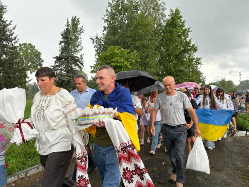 У понеділок, 28 липня, у селі Довгий Войнилів, що на Івано-Франківщині, зустріли звільненого з російського полону Ярослава Пекаря